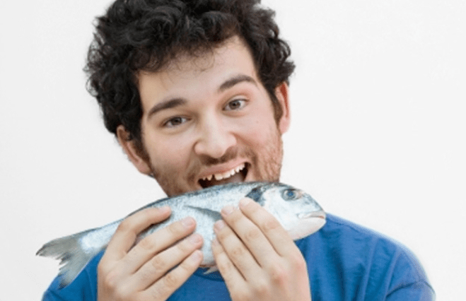 Les plats de poisson et de poisson sont une partie importante d'un régime masculin